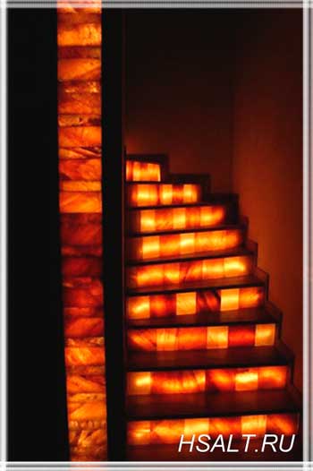 Декорирование лестничного пролета соляными кирпичами с подсветкой изнутри